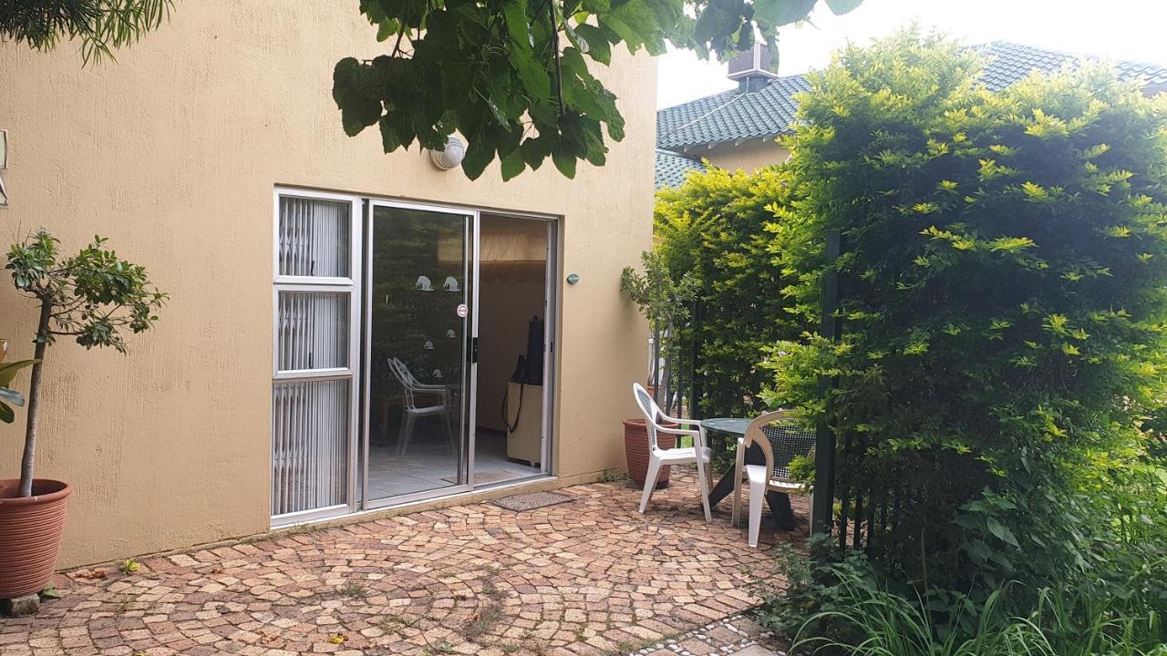 Matina Guest House ヨハネスブルグ エクステリア 写真