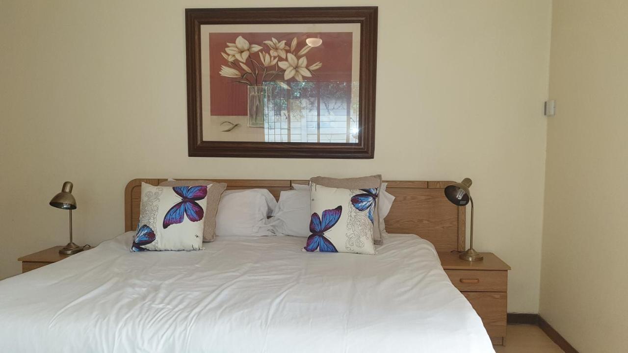 Matina Guest House ヨハネスブルグ エクステリア 写真