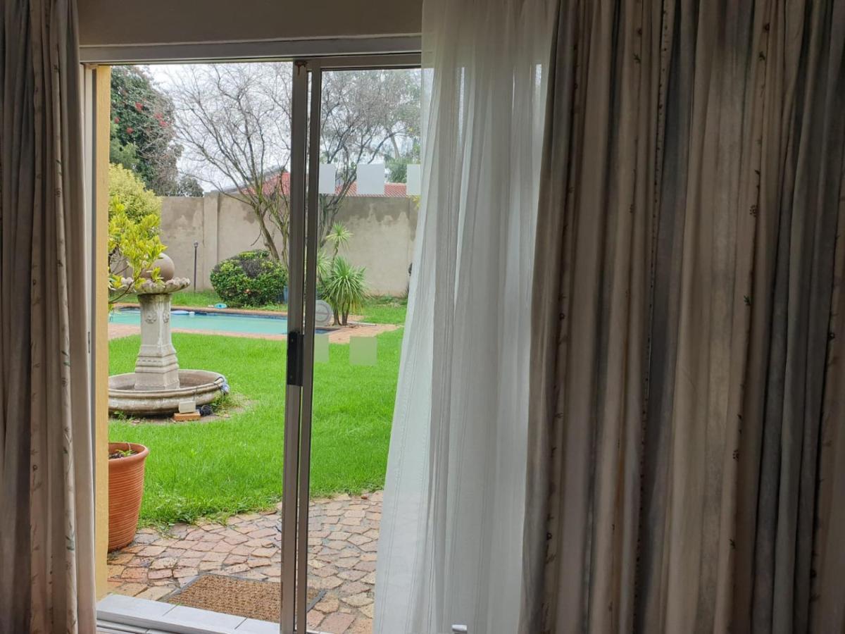 Matina Guest House ヨハネスブルグ エクステリア 写真