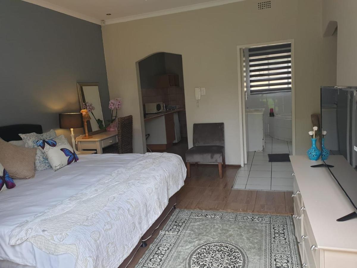 Matina Guest House ヨハネスブルグ エクステリア 写真