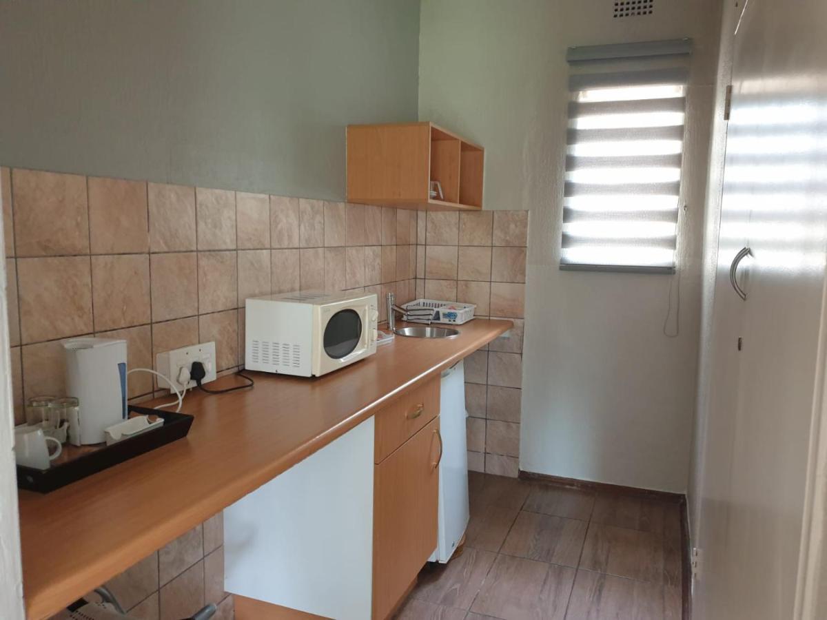Matina Guest House ヨハネスブルグ エクステリア 写真