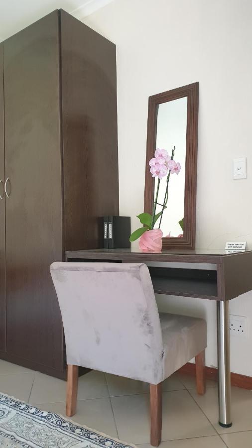 Matina Guest House ヨハネスブルグ エクステリア 写真