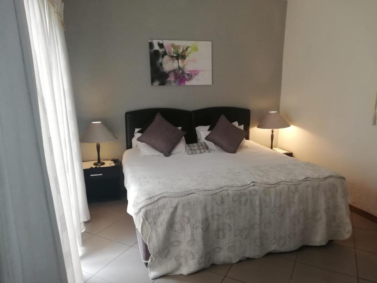 Matina Guest House ヨハネスブルグ エクステリア 写真