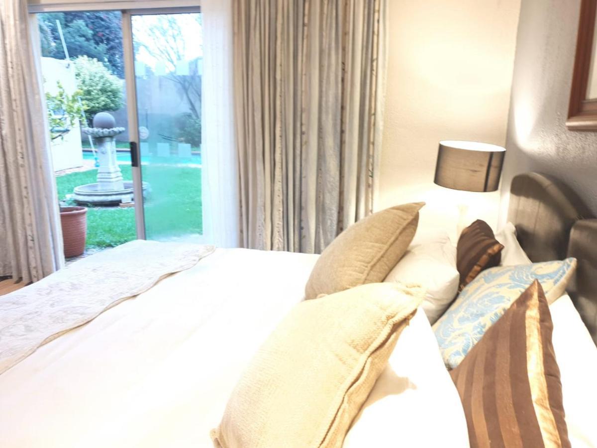 Matina Guest House ヨハネスブルグ エクステリア 写真