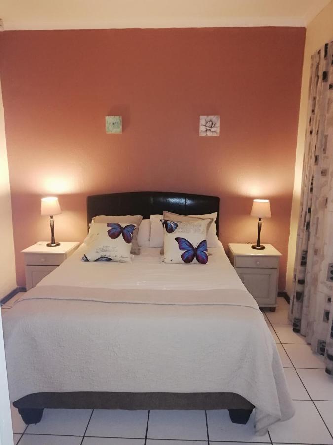 Matina Guest House ヨハネスブルグ エクステリア 写真