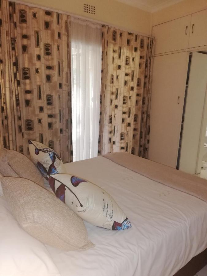 Matina Guest House ヨハネスブルグ エクステリア 写真