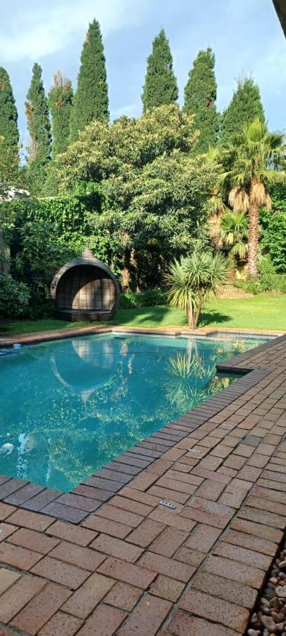 Matina Guest House ヨハネスブルグ エクステリア 写真